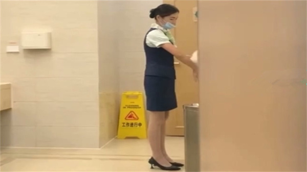 极品空姐机场厕所偷拍，丝袜高跟气质美女全露诱惑